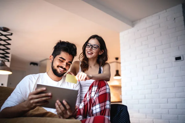 Glückliches Junges Paar Genießt Shopping Zeit Internet — Stockfoto