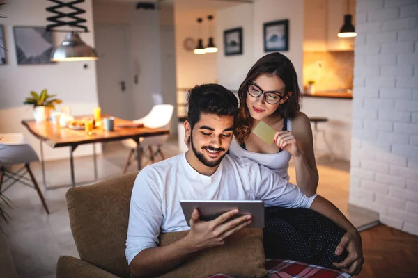 Foto Eines Jungen Paares Das Online Über Ein Digitales Tablet — Stockfoto