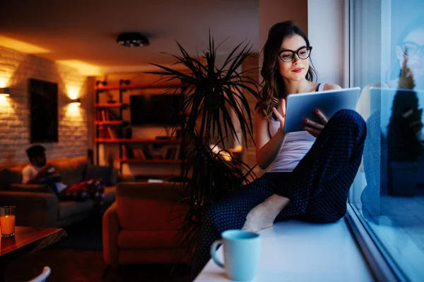 Foto Ung Kvinna Som Sitter Vid Fönstret Och Använder Digital — Stockfoto