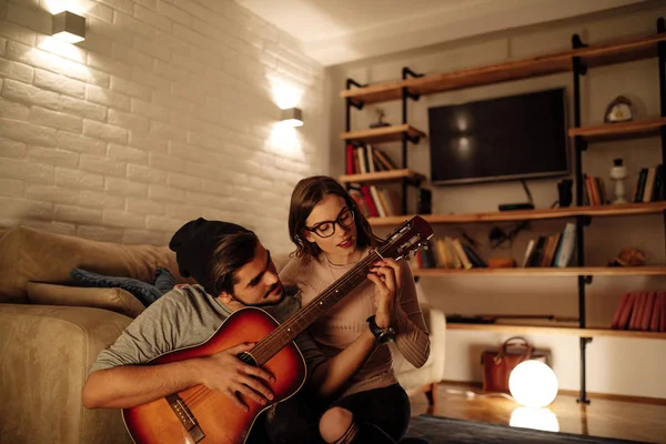 Shot Young Male Teaching His Girlfriend Playing Guitar — Stock Photo, Image