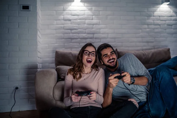 Foto Pareja Joven Jugando Videojuegos Casa Por Noche — Foto de Stock