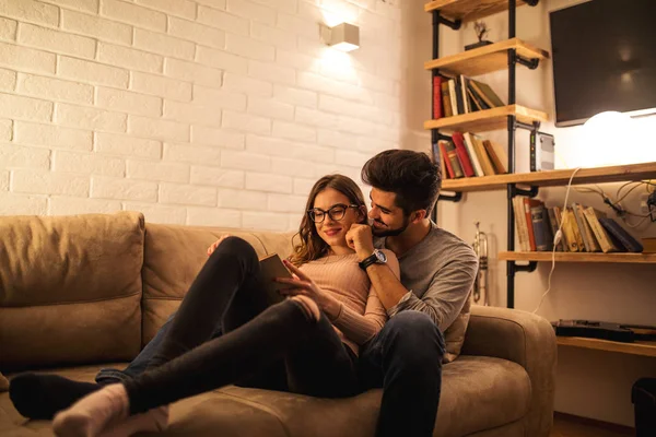Full Length Portrait Young Couple Bonding Home While Reading Book — Stock Photo, Image