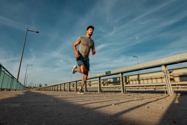 Africano Americano Atleta Homem Correndo Plena Velocidade Ponte — Fotografia de Stock