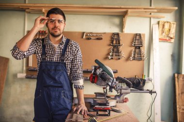 Fotoğraf genç bir marangoz atölyesinde.