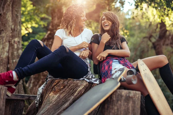 Jonge Vrouwen Die Met Plezier Buiten Met Skateboard Glimlachen — Stockfoto