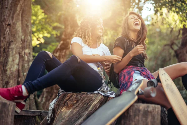 Gelukkig Schaatsers Met Plezier Samen Buiten — Stockfoto