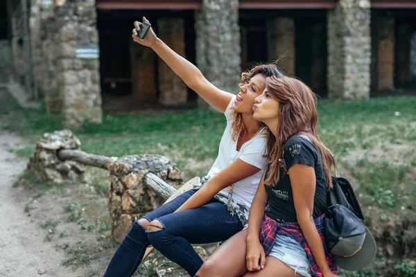 Feliz Amigos Sexo Feminino Posando Para Selfie — Fotografia de Stock