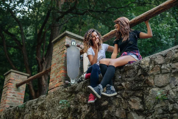 Twee Jonge Vrouwen Die Genieten Van Praten Buiten — Stockfoto