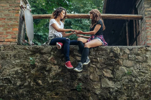 Twee Mooie Jonge Tieners Plezier Buitenshuis — Stockfoto