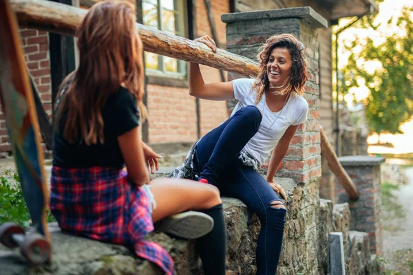 Twee Vriendinnen Genieten Van Tijd Samen Doorbrengen — Stockfoto