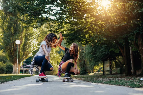 Twee Gelukkige Meisjes Rijden Een Lange Plank Plezier — Stockfoto