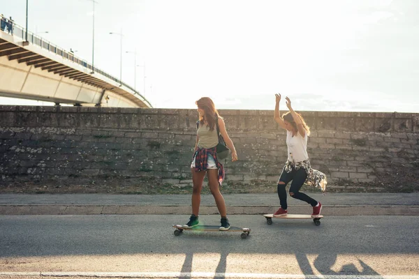 乗馬を楽しんでいる 人の若い女性が屋外スケート ボードします — ストック写真