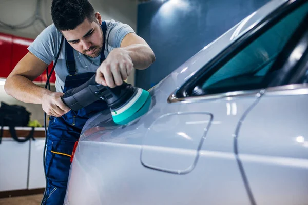 Retrato Joven Soldado Puliendo Coche — Foto de Stock