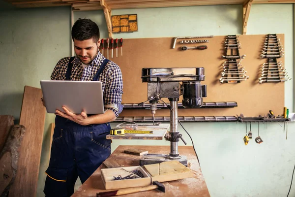 Tiro Jovem Carpinteiro Bem Sucedido Trabalhando Laptop Sua Oficina — Fotografia de Stock