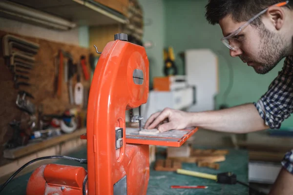 Photo Jeune Menuisier Travaillant Atelier — Photo