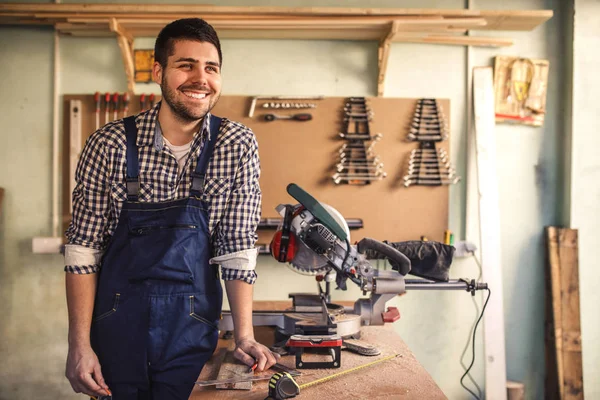 Retrato Sorrir Jovem Carpinteiro Bonito Inclinado Sobre Mesa Oficina — Fotografia de Stock