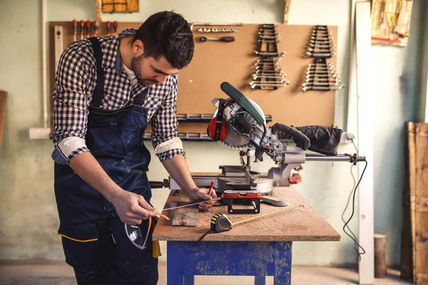 Foto Giovane Falegname Che Misura Officina — Foto Stock