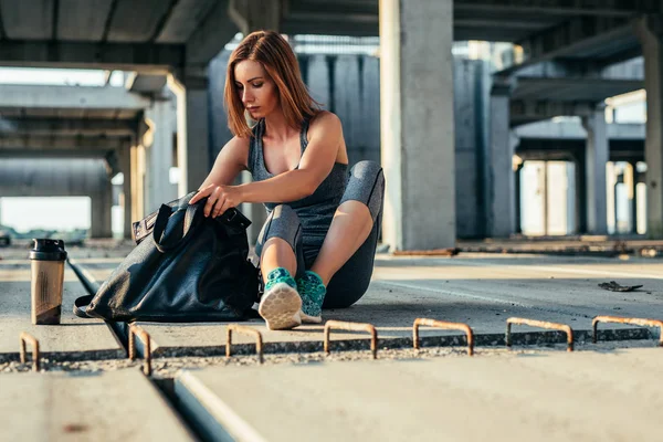 Retrato Uma Mulher Atleta Preparando Para Treino Livre — Fotografia de Stock
