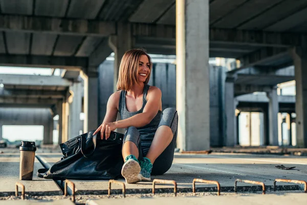 Güzel gülümseyen kız eğitimden sonra rahatlatıcı.