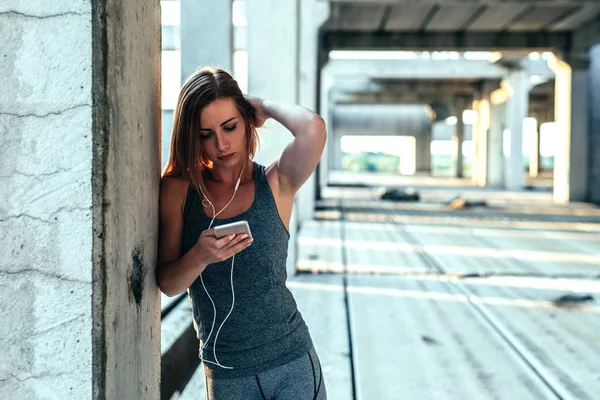 Mulher Usando Telefone Celular Para Definir Lista Reprodução Execução — Fotografia de Stock