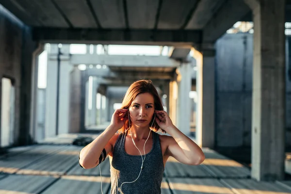 Στιγμιότυπο Από Μια Γυναίκα Αποφασιστική Αθλητής Βάζοντας Για Ακουστικά — Φωτογραφία Αρχείου