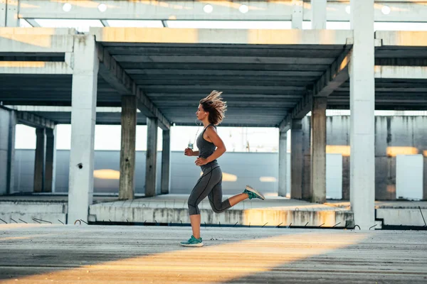 Genç sporcumuz önce eğitim bazı kardiyo yaparak.