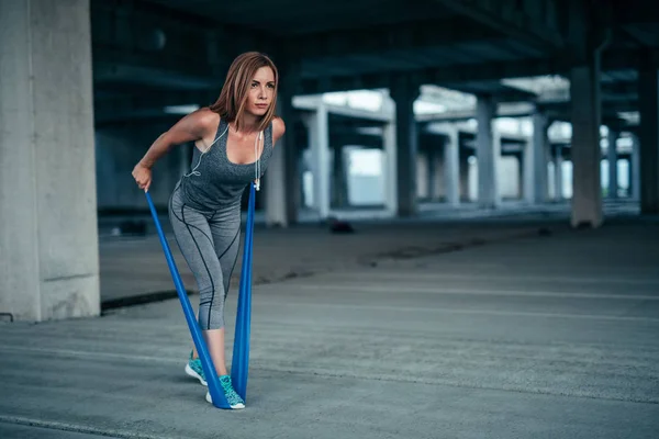 Volledige Lengte Portret Van Een Vrouw Van Atleet Uit Oefenen — Stockfoto