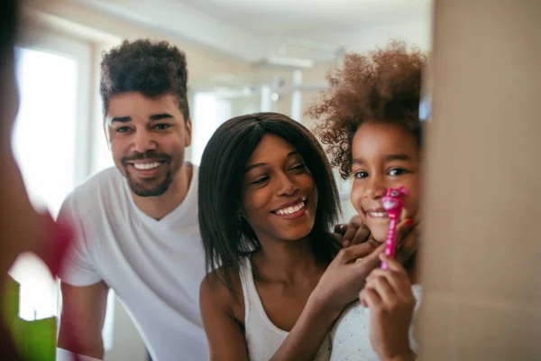 Retrato Família Negra Feliz Divertindo Casa — Fotografia de Stock