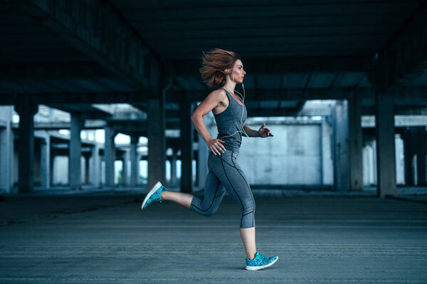 Portrait Young Athlete Woman Running Old Abandoned Building Outdoors — Stock Photo, Image