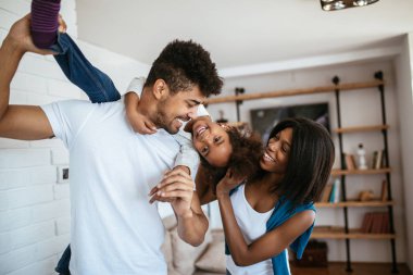 Mutlu bir Afro-Amerikan aile evde eğlenmek.