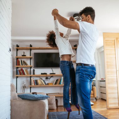 Atış bir Afro-Amerikan baba ve kızı evde birlikte vakit.