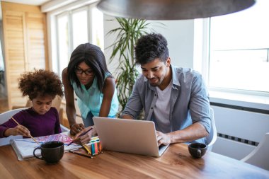 Afro-Amerikan aile sırasında günlük rutin yapıştırma.