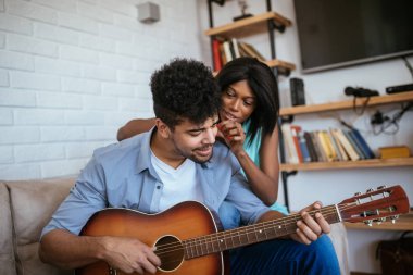 Afrikalı-Amerikalı genç gitar çalmak birlikte evde çift.