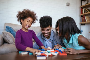 Eğleniyor bir Afro-Amerikan aile portresi jenga evde oynarken.