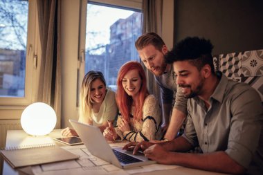 Atış dört meslektaşları kapalı yeni bir proje üzerinde birlikte çalışma.