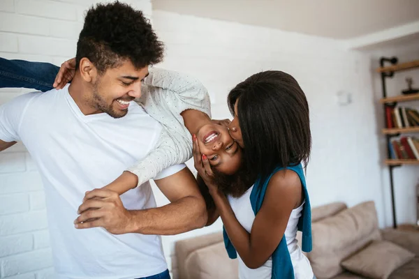 家庭で楽しんで幸せなアフリカ系アメリカ人の家族 — ストック写真