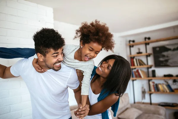 Tiro Família Afro Americana Feliz Divertindo Juntos Casa — Fotografia de Stock