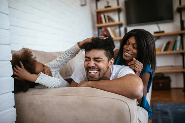 Mutlu Bir Afro Amerikan Aile Evde Aile Zaman Zevk — Stok fotoğraf