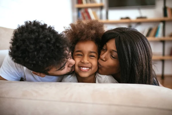 Tiro Uma Feliz Família Afro Americana Filha Recebendo Beijos Mãe — Fotografia de Stock