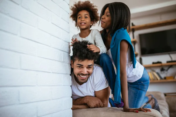 Retrato Família Afro Americana Brincando Juntos Casa — Fotografia de Stock