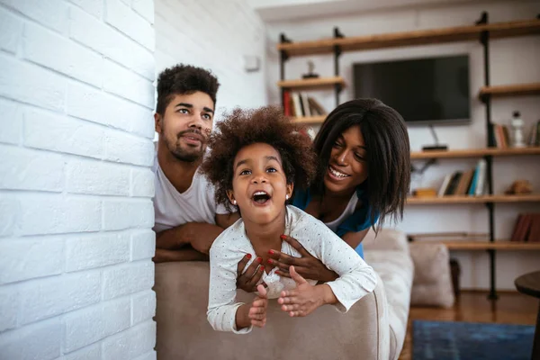 Retrato Família Negra Feliz Divertindo Jogando Casa — Fotografia de Stock