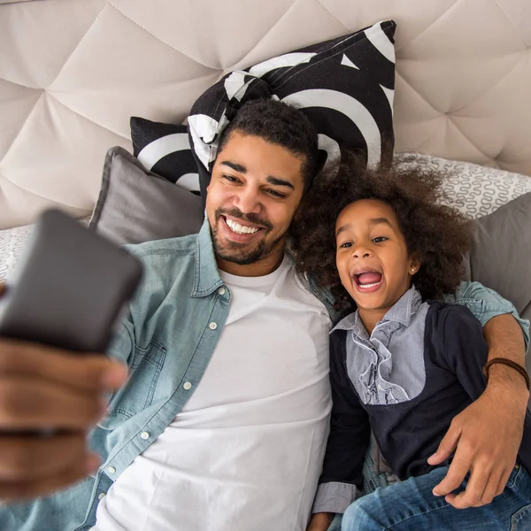 Hombre Afroamericano Chica Haciendo Una Selfie Cama —  Fotos de Stock