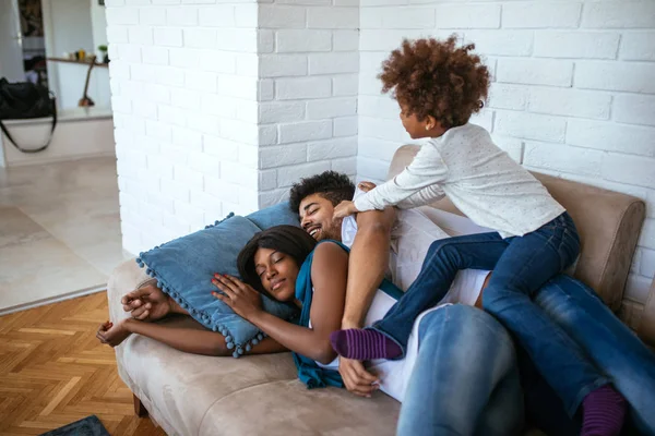 Linda Menina Afro Americana Acordando Seus Pais — Fotografia de Stock