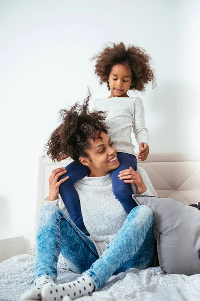 Fénykép Egy Afro Amerikai Anya Lánya Birtoklás Móka Játék Ágyban — Stock Fotó