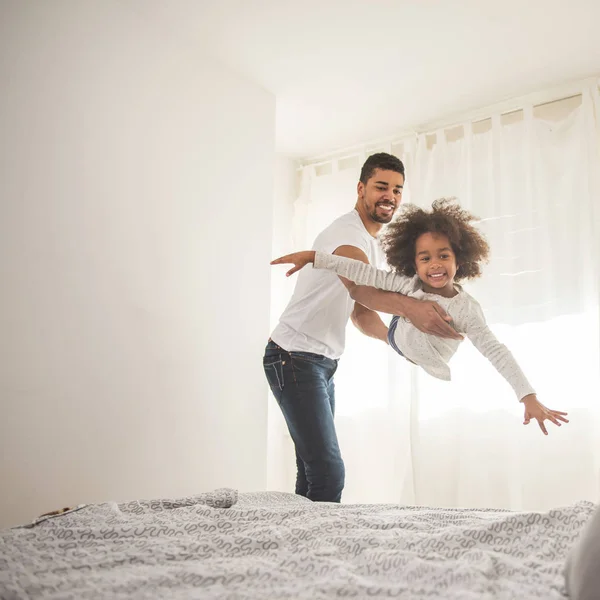 Yatak Odasında Oynarken Mutlu Bir Afro Amerikan Aile Fotoğrafı — Stok fotoğraf