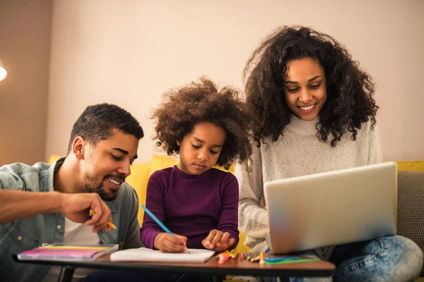 Porträtt Amerikansk Familj Som Gör Dagliga Aktiviteter Hemmet — Stockfoto