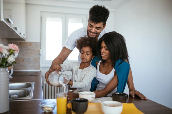 Heureuse Famille Afro Américaine Appréciant Prendre Petit Déjeuner Ensemble — Photo