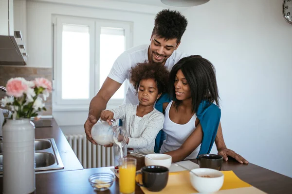 Bonne Famille Prenant Petit Déjeuner Matin Ensemble — Photo