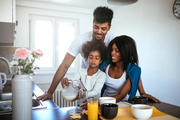 Gülümseyen Afro Amerikan Aile Evde Birlikte Kahvaltı Keyfi — Stok fotoğraf