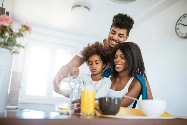 Foto Van Afro Amerikaanse Familie Thuis Ontbijten — Stockfoto